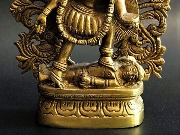 カーリーとシヴァの真鍮像／ヒンドゥー教の女神カーリーと最高神シヴァ-アジアンライフスタイルチャナン　公式通販